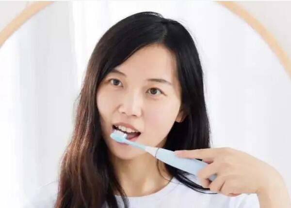 科學(xué)的電動牙刷刷牙方式