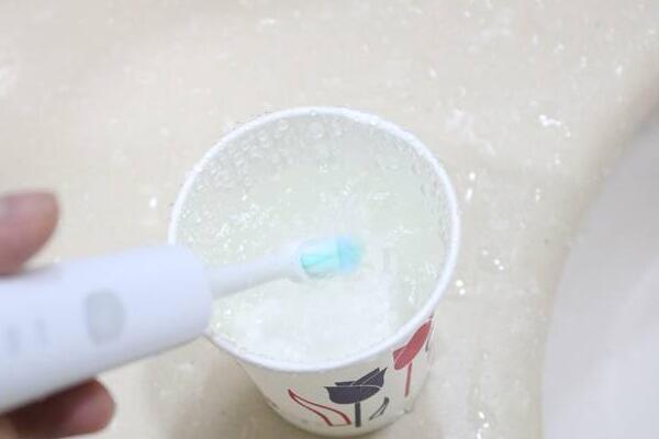 聲波電動(dòng)牙刷使用方法之溫水浸泡刷頭