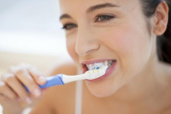 正確使用聲波電動(dòng)牙刷刷牙方法