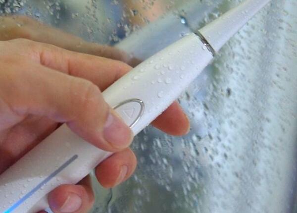 使用電動(dòng)牙刷