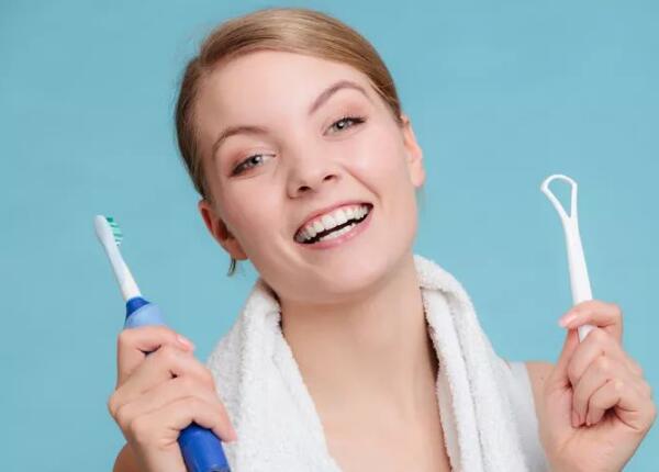 電動(dòng)牙刷怎么刷舌頭？?jī)煞昼娊棠銓W(xué)會(huì)用電動(dòng)牙刷刷牙