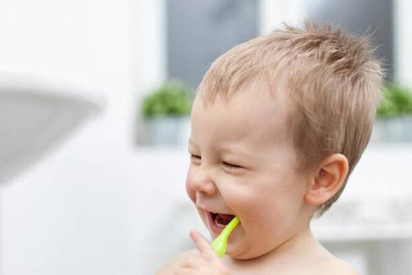 兒童電動(dòng)牙刷使用方法1