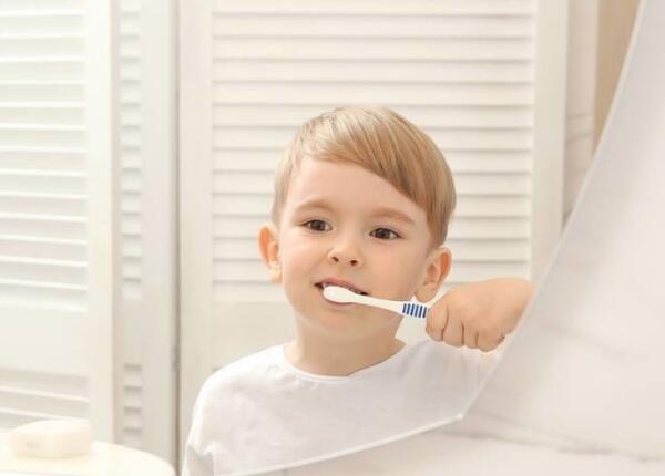 如何用兒童電動(dòng)牙刷刷牙？?jī)和妱?dòng)牙刷使用方法，一篇全覽