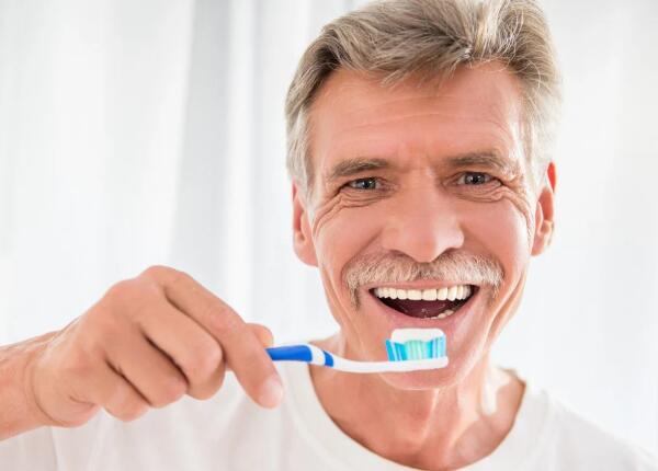 老年人適合用聲波電動牙刷嗎？聲波牙刷的三大適用人群