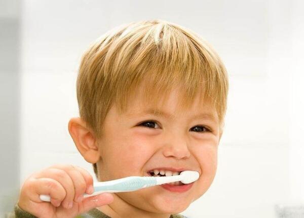 兒童使用牙刷