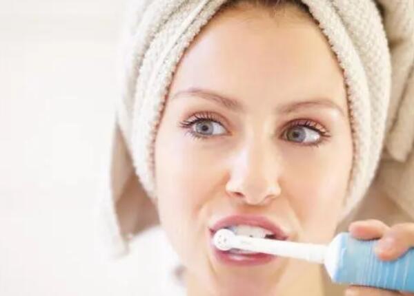 電動(dòng)牙刷當(dāng)手動(dòng)刷干凈嗎？怎么用？