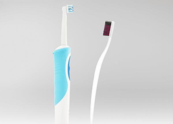電動(dòng)牙刷vs手動(dòng)牙刷：哪種刷得更干凈？正確使用方法詳解！
