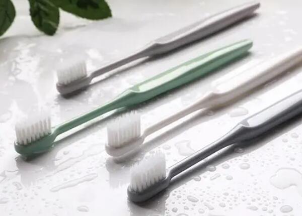 手動(dòng)牙刷刷毛選擇什么材質(zhì)？常見(jiàn)的兩大牙刷刷毛材質(zhì)介紹