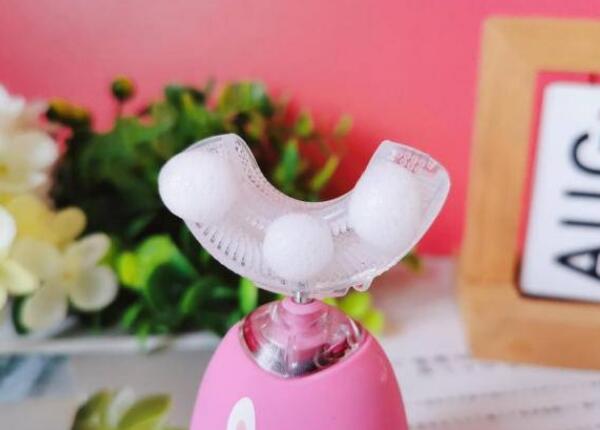 硅膠u型兒童牙刷怎么刷牙？媽媽看完更安心！