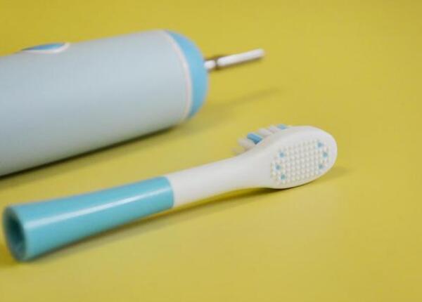 兩歲寶寶怎么用電動(dòng)牙刷？兩歲寶寶正確使用電動(dòng)牙刷要點(diǎn)