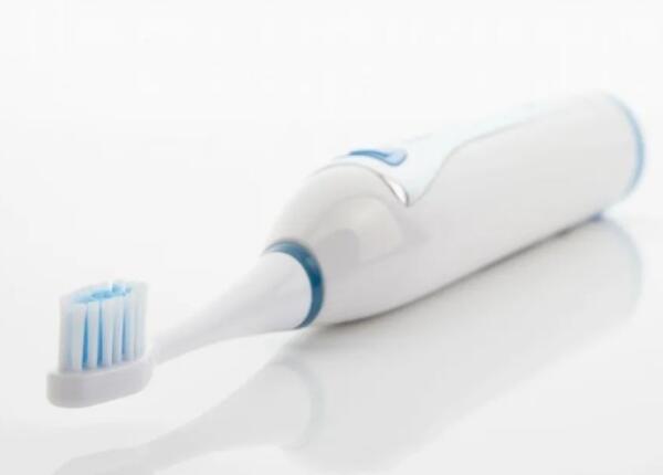 小米牙刷感應式充電多久？據(jù)官方介紹：充電一次需4小時