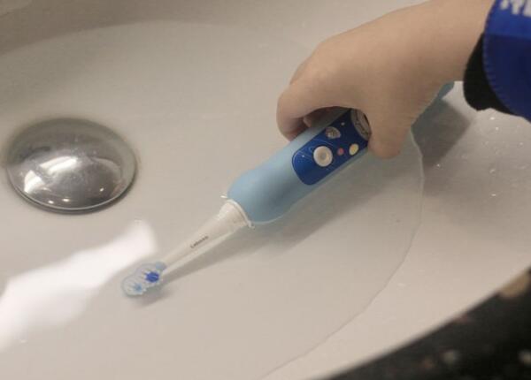 兒童電動(dòng)牙刷使用操作 兒童電動(dòng)牙刷第一次使用如何操作