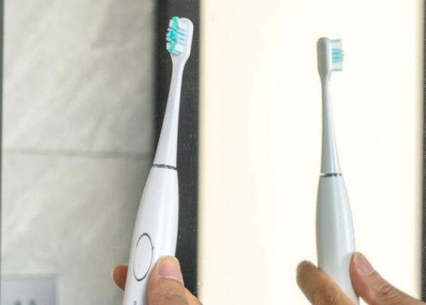 使用電動(dòng)牙刷手抖正常嗎？刷博士來(lái)解答！